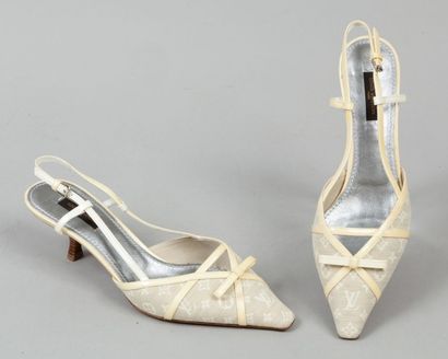 LOUIS VUITTON Paire de mules à brides en toile monogram beige, blanche et cuir vernis...