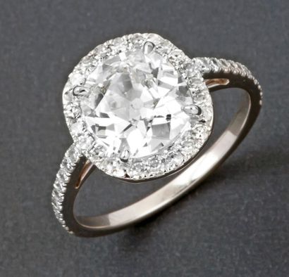 null Bague solitaire en or gris ornée d'un diamant taillé en coussin dans un entourage...