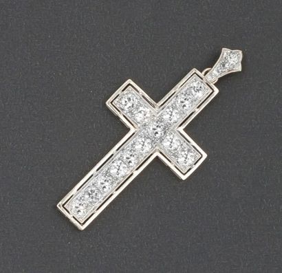 null Pendentif «Croix» en platine entièrement serti de diamants taillés en brillant....