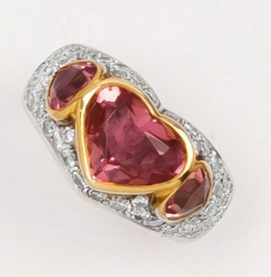 REPOSSI Bague en or de deux couleurs ornée de trois tourmalines taillées en coeur...