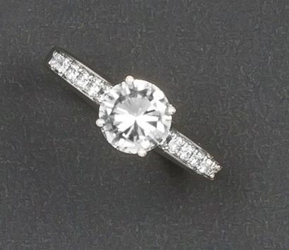 null Bague solitaire en or gris ornée d'un diamant taillé en brillant calibrant 1,30 ct...