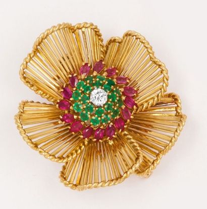 null Broche «Fleur» en or jaune ornée d'un diamant taillé en brillant dans un entourage...