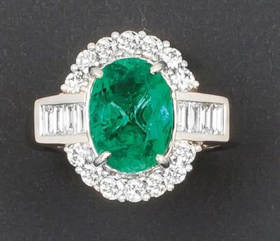 null Bague en or gris ornée d'une émeraude de Colombie ovale dans un entourage de...