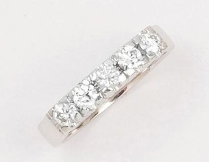 null Bague en or gris ornée de cinq diamants taillés en brillant. P. 5,3g