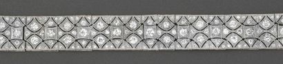 null Bracelet articulé en or gris à décor géométrique entièrement serti de diamants...