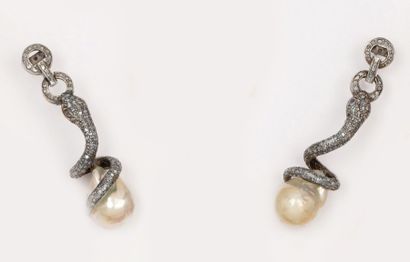 null Paire de pendants d'oreilles «Serpent» en argent sertis de diamants taillés...