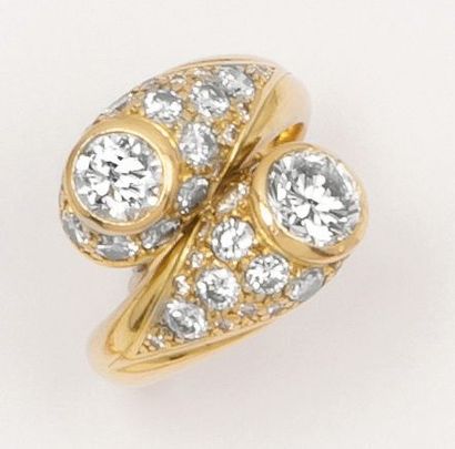 null Bague «Toi et Moi» en or jaune ornée de deux diamants taillés en brillant épaulés...