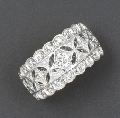 null Bague en or gris à décor ajouré ornée de diamants taillés en brillant. P. 12...