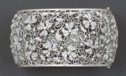 null Bracelet jonc en or gris à décor ajouré orné de motifs floraux sertis de diamants...