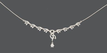 null Collier souple en or gris orné d'un motif central à décor floral serti de diamants...