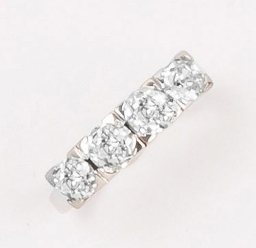 null Bague en or gris ornée de quatre diamants taillés en brillant. P. 3,4g