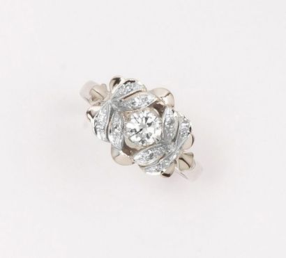 null Bague en or gris à décor ajouré ornée d'un diamant taillé en brillant dans un...