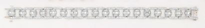null Bracelet articulé en platine entièrement serti de diamants taillés en brillant...