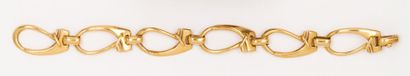 HERMES Bracelet articulé en or jaune à décor de mousquetons. Signé Hermès. P. 29...