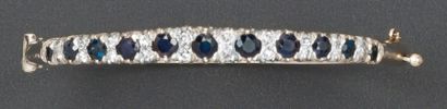 null Bracelet rigide ouvrant en or gris orné de saphirs alternés de diamants taillés...