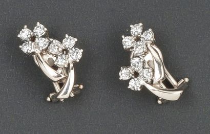 null Paire de boucles d'oreilles en or gris ornées de motifs floraux sertis de diamants...