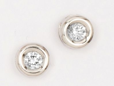 null Paire de boutons d'oreilles en or gris ornés chacun d'un diamant en serti clos....
