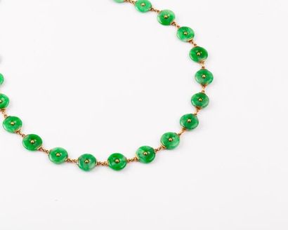 null Collier en or jaune 14k orné de disques de jade. (Accident au cliquet du fermoir)....