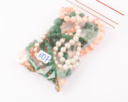 null Lot comprenant: un collier de perles de culture japonaises akoia, fermoir orné...