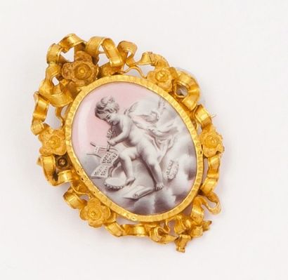 null Broche en or jaune ornée d'une miniature peinte représentant un Putti. Vers...