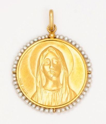 null Médaille de la Sainte Vierge en or jaune dans un entourage de perles fines....