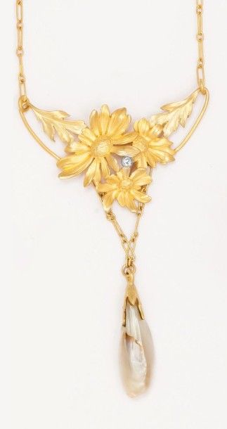 null Collerette en or jaune à décor de fleurs ornée d'un diamant taillé en brillant...