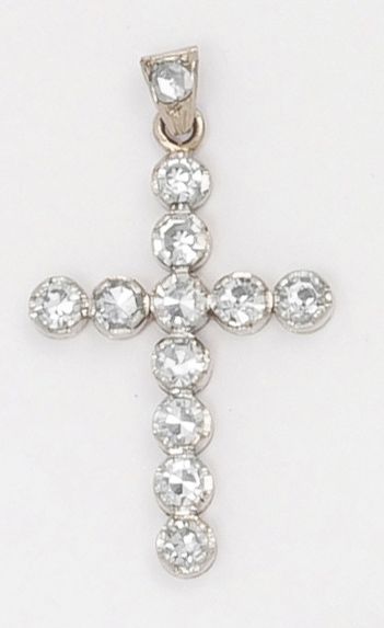 null Pendentif «Croix «en or gris entièrement serti de diamants taillés en brillant....