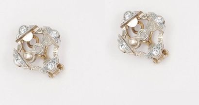 null Bracelet articulé en platine orné de cinq motif s à décor floral sertis de diamants...