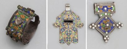 null Bracelet, et deux pendentifs, Maroc, Anti Atlas occidental, XXe siècle Lot en...