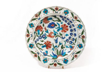 Edmond Lachenal (1855-1930) Petite assiette à décor d'Iznik, fin XIX-début XXe siècle...