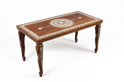null Table basse en bois de palissandre incrusté d'ivoire, Inde du Nord, Hoshiapur,...