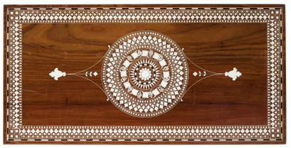 null Table basse en bois de palissandre incrusté d'ivoire, Inde du Nord, Hoshiapur,...