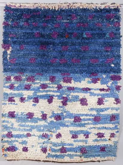 null TAPIS BOUCHEROUITE, MAROC A Moroccan Boucherouite rug with an unusual design...