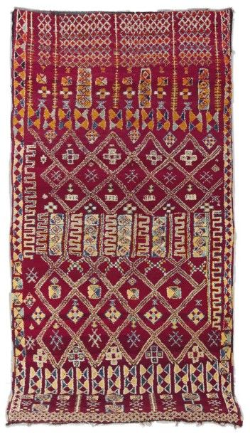 null TAPIS MAROC, MAROC An ethnic Moroccan main carpet early 20th century Le décor...