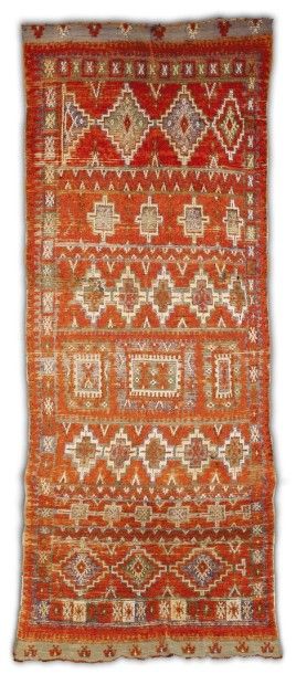 null TAPIS AIT OUAOUZGUITE, MAROC An Ait Ouaouzguit main carpet early 20th century...