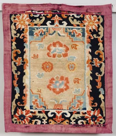 null UN TAPIS DE SELLE SINO-TIBETAIN COMPLET A complete Tibetan saddle rug (2 + 1...