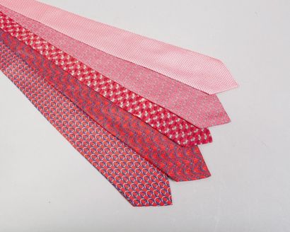 HERMÈS Paris made in France Lot de cinq cravates en soie imprimée. (Tâches, fils...