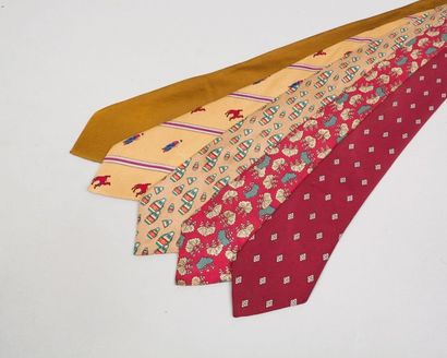 HERMÈS Paris made in France Lot de cinq cravates dont quatre en soie imprimée et...
