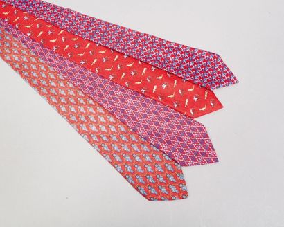 HERMÈS Paris made in France Lot de quatre cravates en soie imprimée. (Décolorations...