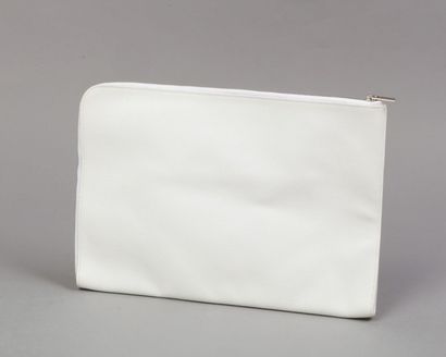 HERMÈS Paris made in France Pochette porte-document zippé en cuir grené blanc. Bon...