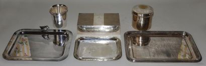 null Lot en métal argenté:-1 boite cylindrique à décor de perles (Orfèvre: PLASAIT)...