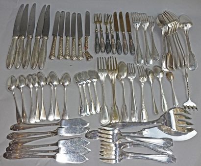 null Lot de couverts dépareillés en métal argenté, comprenant: 5 couteaux et 2 fourchettes...
