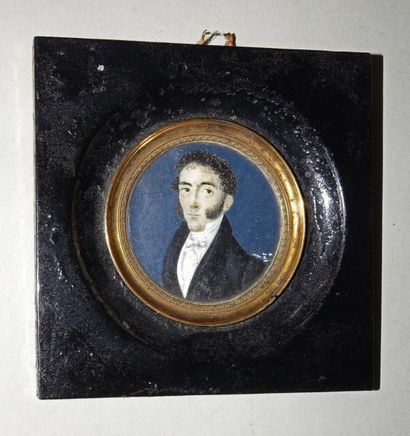 null Miniature ronde Portrait d'homme Étiquette au dos "F. TOSELLI peintre en miniature"...