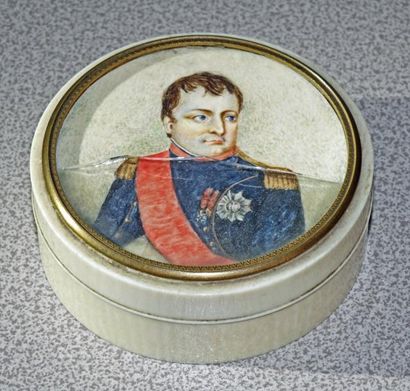 null Boîte circulaire en ivoire, le couvercle orné du portrait de Napoléon 1er XIXème...