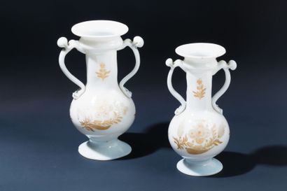 null Paire de vases en verre lattimo à décor de fleur gravées et dorées Espagne,...