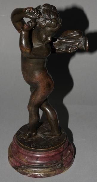 CLODION (d'après) Statuette en bronze à patine brune représentant un Amour dansant...