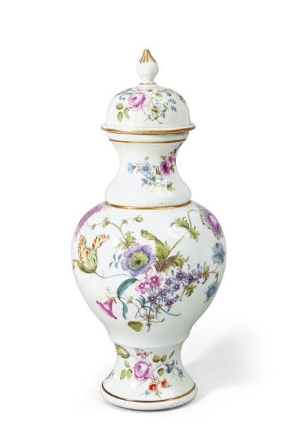 MEISSEN Vase couvert, de forme balustre, en porcelaine à décor de fleurs polychromes...