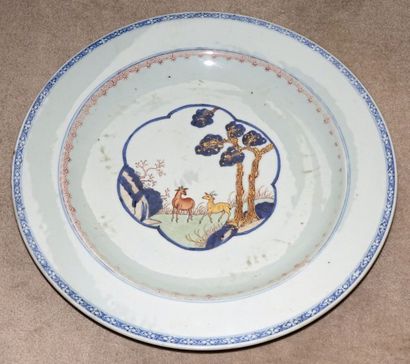 CHINE Compagnie des Indes Paire de grands plats ronds en porcelaine à décor en émaux...