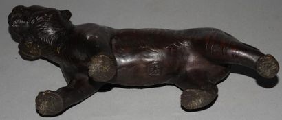 null Statuette en bronze patiné représentant un tigre rugissant. Signé. Japon, XIXème...