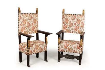 null Deux fauteuils à haut dossier en bois naturel, bois sculpté et doré. Italie,...